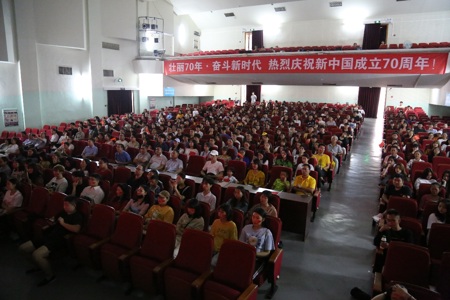 beat365师生积极收看庆祝中华人民共和国成立70周年大会及阅兵仪式