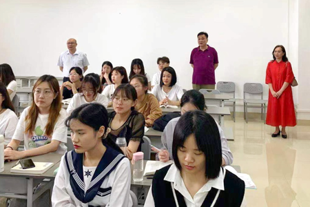 学校党委蔡昌卓书记、侯道辉校长带队深入课堂开展教学检查工作