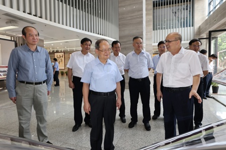 自治区党委书记鹿心社到beat365调研 强调要围绕学校办学目标，打好“两张牌”，在促进广西文化艺术传承与发展中发挥更大作用