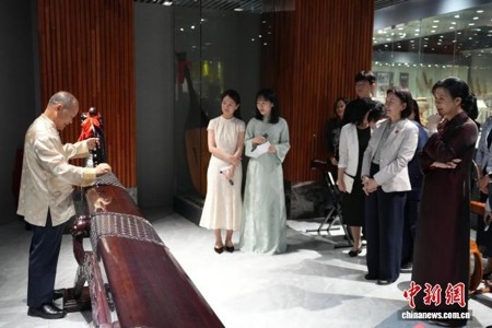 中国新闻网：越共中央总书记、国家主席夫人吴芳璃参观广西民族音乐博物馆