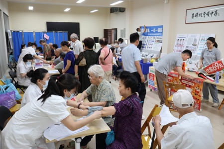 离退处离休在职党支部联合多部门开展公益义诊及为民服务主题党日活动
