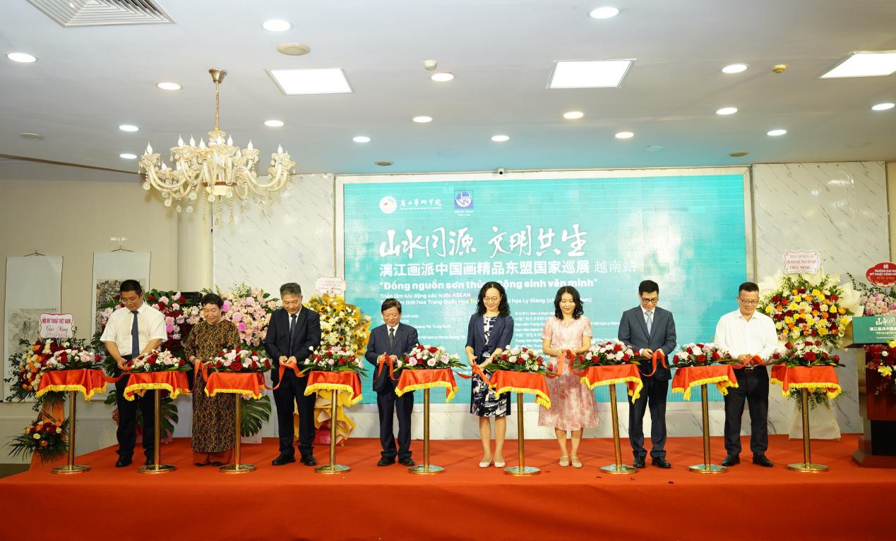 图1.画展开幕式剪彩