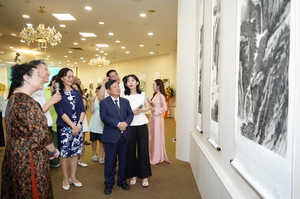 图5.韦俊平介绍漓江画派中国画精品展作品