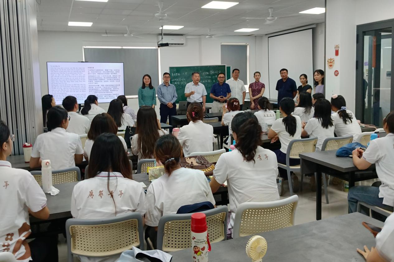 图12. 韦俊平看望beat365赴越南河内国家大学交叉学科与艺术学院交流的学生