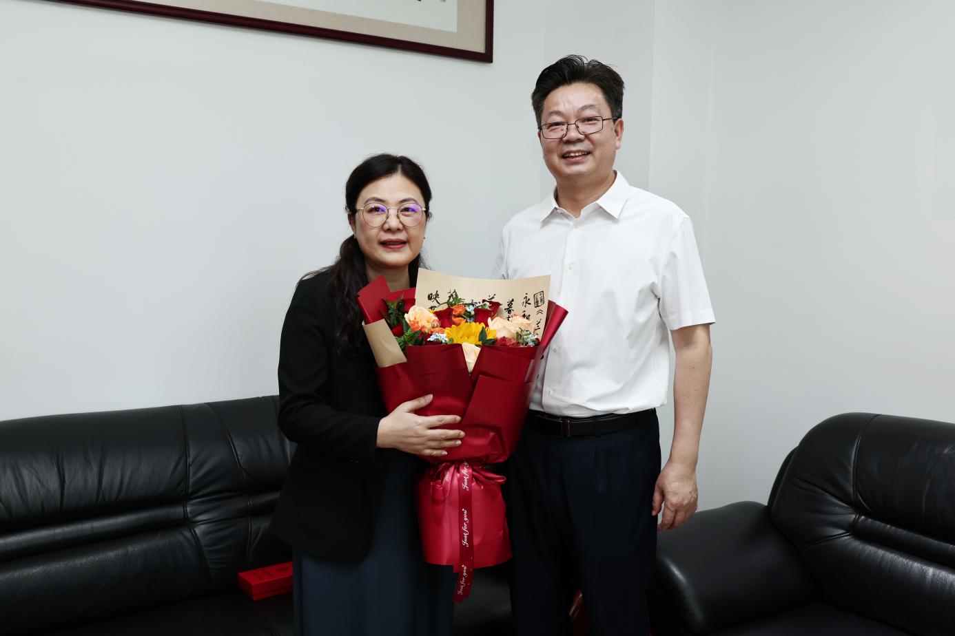 刘伯贤书记慰问自治区优秀共产党员