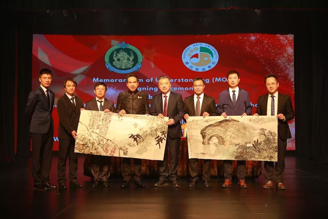 泰国艺术发展学院互赠礼品.jpeg